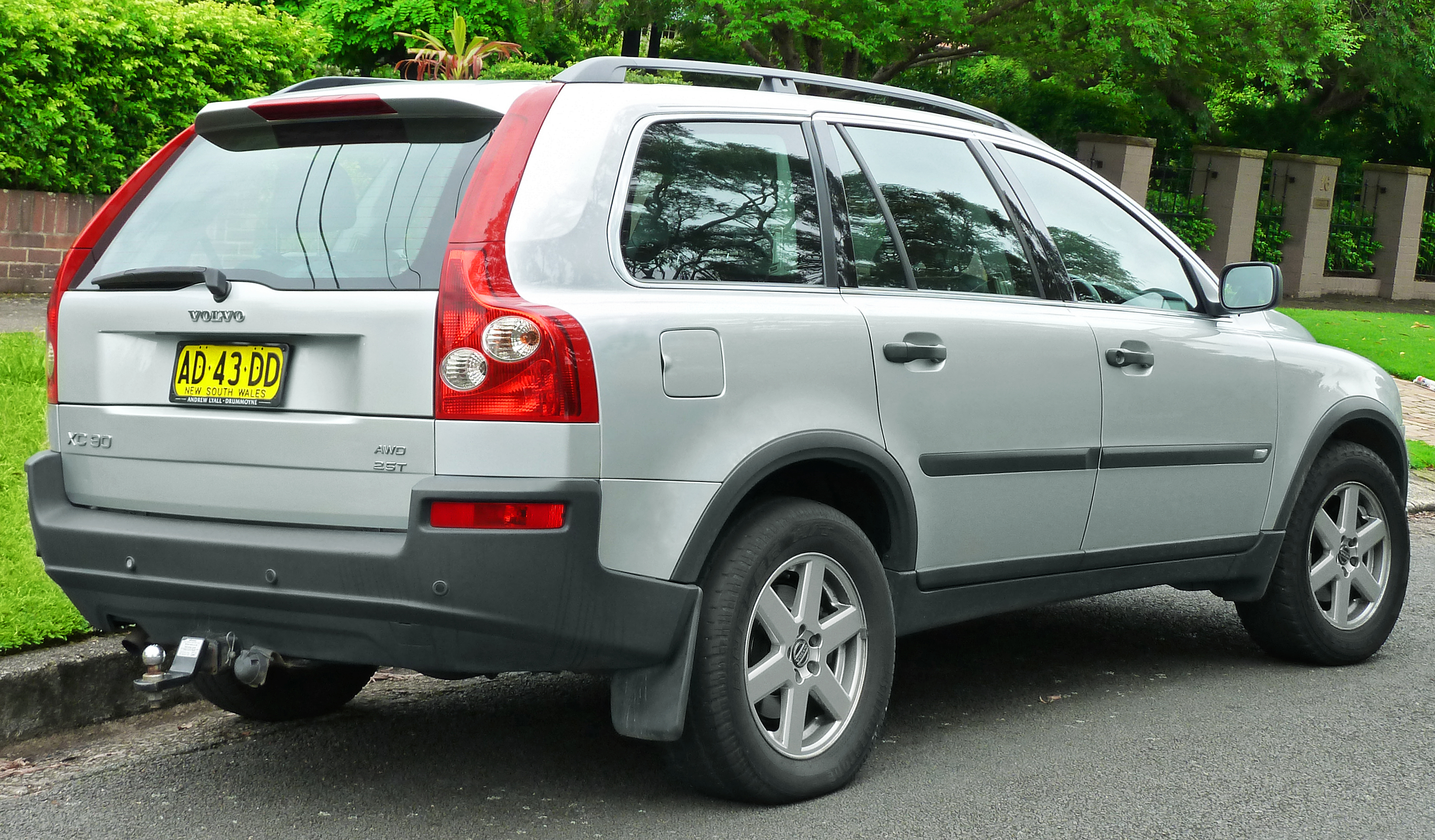 2003-2006_Volvo_XC90_(P28)_2.5_T_wagon_(2011-11-18)_04.jpg