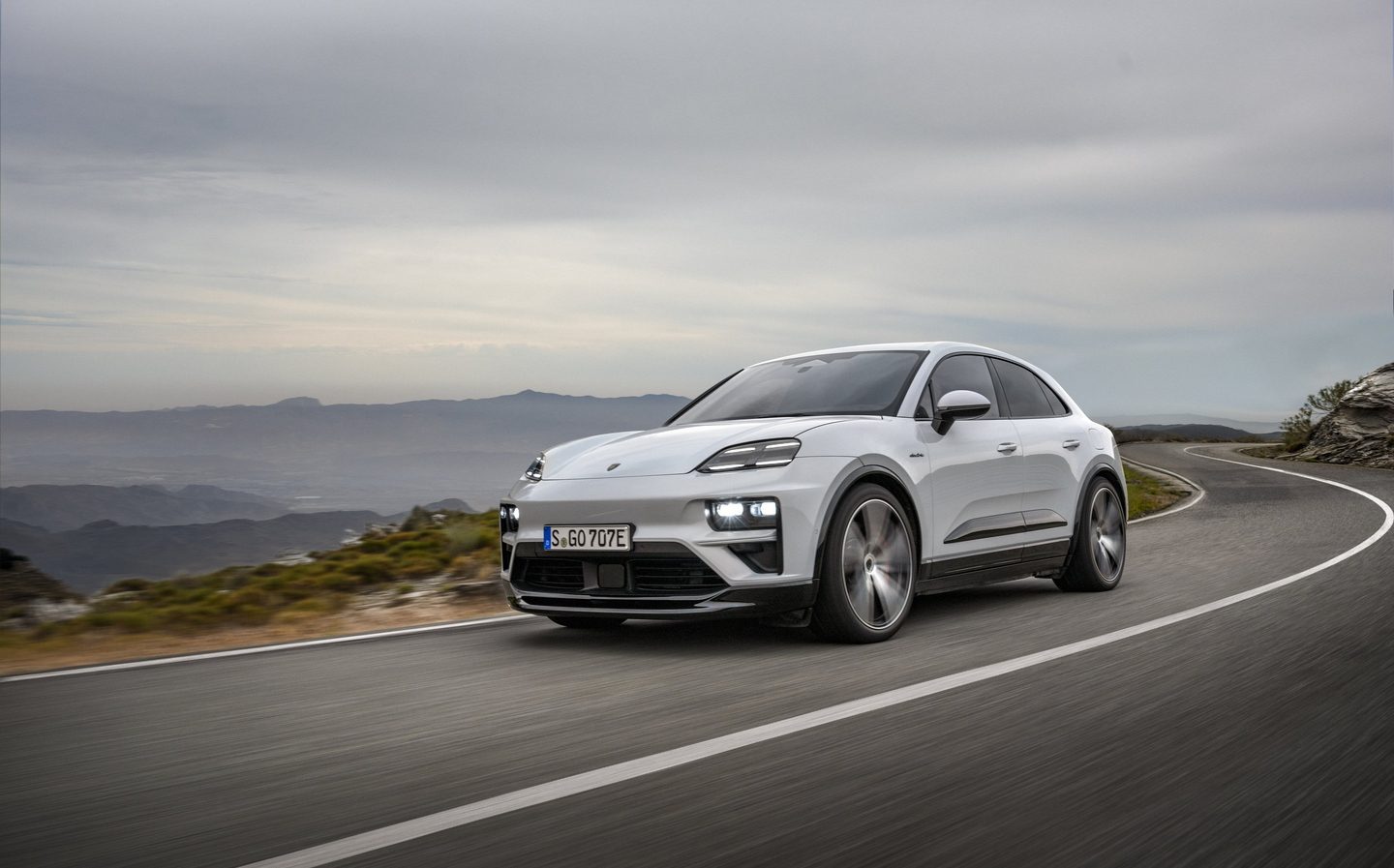 Porsche-Macan-Turbo-electric-2024-004.jpg