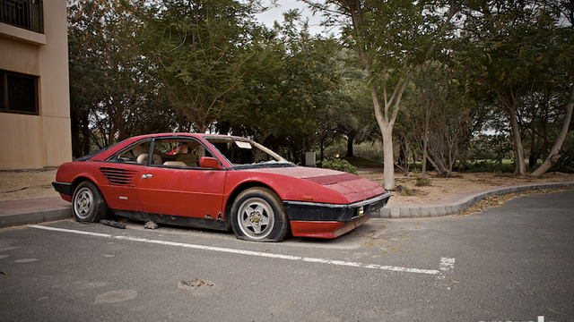 Ferrari Mondial abbandonata a Dubai 02.jpg