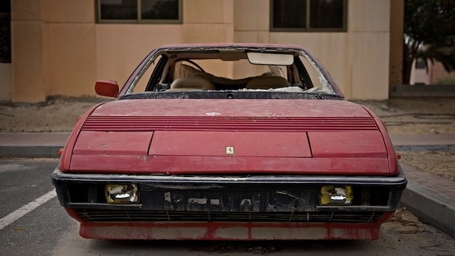 Ferrari Mondial abbandonata a Dubai 01.jpg